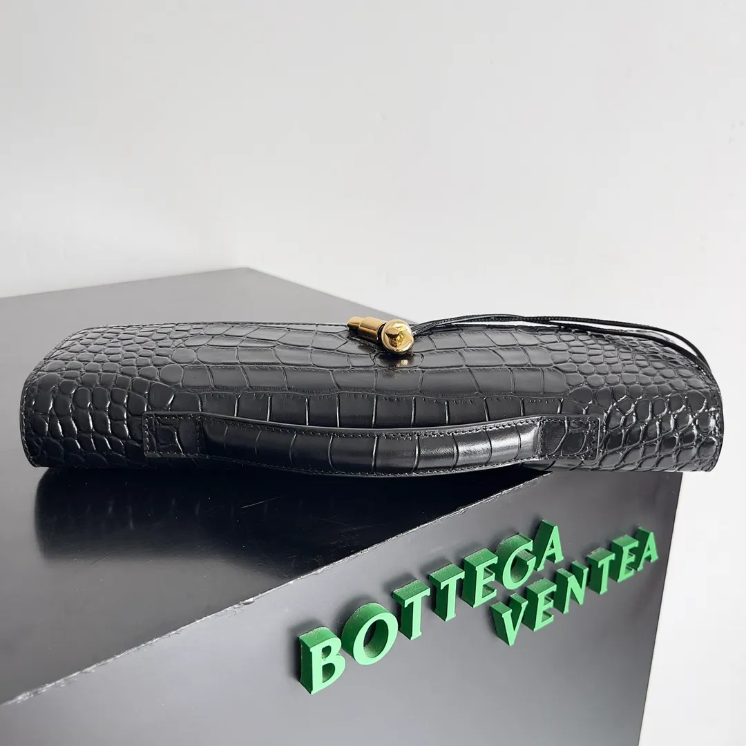 Batch 1420 Bottega Veneta Fall in love with Andiamo at first sight, new design, natural Nile rare leather crocodile pattern complex handbag, a model handbag for women, no need for color cover, no emotional camouflage, immersive depth and excitement, the classic element KNOT knot is inspired, modernist aesthetics and jewelry field craftsmanship reinterpret the knot element, bringing a clutch full of modern texture and elegant and quiet lady spirit. Style number: 741511 Size: 31*13*3cm